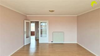 <p><span>In een aangename en rustige woonwijk vinden we dit ruim appartement gelegen op de 3de verdieping.</span></p><p><span>In de directe nabijheid vinden we parken, groene gebied rond fort Borsbeek, scholen,... </span></p><p><span>Er zijn 4 appartementen in het gebouw, zonder lift. Op wandelafstand bevindt zich tevens het tram traject op de as Mortsel-Antwerpen en Boechout.</span></p><p><span>Het appartement werd voorzien van nieuwe ramen.</span></p><p><span> </span></p><p><span>Indeling: </span></p><p><span> </span></p><p><span>We betreden het appartement via de inkomhal die toegang geeft tot alle ruimtes.</span></p><p><span>De living is vooraan gelegen. Naast de living bevindt zich de gesloten keuken met kasten en een handige berging.</span></p><p><span>In de berging is een aansluiting voorzien voor de wasmachine en droogkast.</span></p><p><span> </span></p><p><span>Achteraan zijn twee ruime slaapkamers waarvan één met toegang tot het terrasje, hier zijn tevens rolluiken voorzien.</span></p><p><span>De badkamer beschikt over een lavabo met kastje en een ligbad.  Er is een apart toilet aanwezig.</span></p><p><span> </span></p><p><span>De individuele centrale verwarming is op gas.</span></p><p><span>Ruim en zonnig appartement op de bovenste verdieping van een klein gebouw!  </span></p><p><span> </span></p><p><span>Nuttige informatie: </span></p><p><span> </span></p><ul><li><span>Maandelijkse kosten:  €30,- (water, minuterie);</span></li><li><span>Waarborg 3 maanden huur; </span></li><li><span>Plaatsbeschrijving:  €225,-;</span></li><li><span>Beschikbaar vanaf 1/9/2026;</span></li><li><span>EPC: 282 kWh/m²j</span></li></ul><p><span> </span></p><p><span>Boek nu zelf ONLINE uw afspraak in. Surf naar het betreffende eigendom op onze website www.habicom.be en klik op de roze knop 'PLAN EEN BEZOEK'. </span></p><p><span>Kies het moment dat u het beste uitkomt, vul de gevraagde contactgegevens in en klik nadien op verzenden om te bevestigen.</span></p><p><span>Benieuwd naar de waarde van jouw woning?  Check het gratis op <span>www.watismijnhuiswaard.be</span></span><span> </span></p><p><span> </span></p><p><span> </span></p>