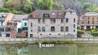 Op zoek naar een authentieke, historische woning in Dinant?Deze prachtige gerenoveerde voormalige school bestaat uit een gastenverblijf (gîte) voor...