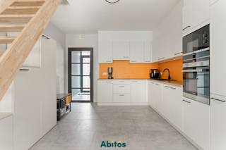 📅 Zelf een bezoek inplannen?<br />🌐 Ga naar abitos.be, klik op ‘Te Huur’, zoek het pand en kies 'Maak een afspraak'<br />👉🏿Kies een tijdstip<br /><br />Deze instapklare woning ligt op een aangename locatie in Mariakerke, met winkels in de buurt en de Bourgoyen-Ossemeersen vlakbij voor een wandeling in het groen. Met de fiets bereikt u vlot het centrum van Gent, terwijl de nabijheid van de R4 en N9 ook met de wagen voor een uitstekende bereikbaarheid zorgt.<br /><br />Via de inkomhal, met afzonderlijk gastentoilet, komt u binnen in de ruime keuken. Deze is volledig uitgerust met Siemens-toestellen, waaronder een oven, vaatwasser en inductiekookplaat, en biedt voldoende plaats voor een eettafel.<br />Aansluitend bevindt zich de lichtrijke leefruimte met zicht op de tuin. De tuin vormt een aangename verlenging van de woonruimte en is via een kleine zijsteeg ook rechtstreeks van buitenaf toegankelijk.<br />Op de eerste verdieping bevindt zich een ruime slaapkamer. De volledig afgewerkte badkamer is uitgerust met een inloopdouche, dubbele wastafel en een tweede toilet.<br />De tweede verdieping beschikt over nog twee kamers die flexibel kunnen worden ingericht als bijkomende slaapkamers, bureau of bergruimte. Hierdoor biedt de woning heel wat mogelijkheden om de beschikbare ruimte aan uw eigen woonbehoeften aan te passen.<br /><br />Praktische informatie:
<ul>
<li>Huurprijs: € 1.150 per maand</li>
<li>EPC-label: B</li>
<li>Beschikbaar vanaf 1 november</li>
</ul>
<br />Deze woning is ideaal voor wie op zoek is naar een instapklare woning met tuin, op fietsafstand van het centrum van Gent en met het groen van de Bourgoyen vlakbij.<br /><br />Interesse? Neem vrijblijvend contact met ons op of plan uw bezoek via onze website.<br />📞 Jan: 0475 58 00 38<br />📧 Mail: jan@abitos.be
