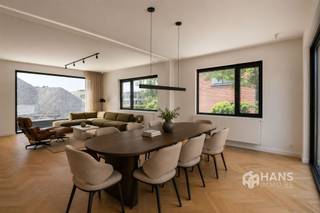 <p><span> </span></p><p><span>Kwalitatief gerenoveerde villa(380 m²) in Bonheiden</span></p><p><span>De riante woning is gelegen in de Oude Keerbergsebaan. Je woont hier in een bijzonder rustige en groene omgeving, terwijl winkels, scholen en verbindingswegen zich op korte afstand bevinden. Een ideale combinatie van privacy, comfort en bereikbaarheid.</span></p><p><span>De vrijstaande woonst werd volledig gerenoveerd met oog voor detail, hoogwaardige materialen en hedendaags wooncomfort. Dankzij de kwalitatieve afwerking geniet je van een instapklare woning waar stijl en functionaliteit hand in hand gaan. Bovendien beschikt het pand over een gunstig EPC A-label (77 kWh/m² jaar – E-peil 56) en werden er 14 zonnepanelen voorzien, wat bijdraagt aan energiezuinig en toekomstgericht wooncomfort.</span></p><p><span>Met een bewoonbare oppervlakte van maar liefst 380 m² op een perceel van 956 m² biedt deze woning uitzonderlijk veel leefruimte, zowel binnen als buiten. De lichtrijke leefruimtes creëren een aangename en open sfeer en vormen een mooi geheel met de omliggende tuin waar je in alle rust en privacy kan genieten van het groen.</span></p><p><span>Verder beschikt de woning over:<br /></span><span>▪</span><span>️</span><span> 4 volwaardige slaapkamers<br /></span><span>▪</span><span>️</span><span> 2 stijlvolle badkamers<br /></span><span>▪</span><span>️</span><span> Leefkeuken met alle hedendaags comfort<br /></span><span>▪</span><span>️</span><span> Ruime garage en kelder<br /></span><span>▪</span><span>️</span><span> Oprit met parkeermogelijkheden<br /></span><span>▪</span><span>️</span><span> Grote tuin en 2 terrassen</span></p><p><span>Ben je op zoek naar een energiezuinige woning waarin je zonder zorgen kan intrekken? Mis deze kans niet! Bewoonbare opp. 380 m² – ref.: bruto vloeropp. Voor meer info of een gratis schatting surf naar www.hansimmo.be</span></p><p><span> </span></p>