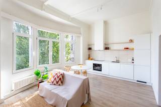 <p><strong>Appartement prêt à emménager dans le quartier Brederode</strong></p>
<p>Vous cherchez un appartement prêt à emménager dans l’un des quartiers les plus recherchés d’Anvers ? Ce bijou entièrement rénové (2022) allie charme, confort et efficacité énergétique dans un immeuble à petite échelle avec de faibles charges.</p>
<p>Le séjour, avec ses hauts plafonds et ses trois grandes fenêtres, est baigné de lumière naturelle et offre une vue dégagée sans vis-à-vis. La cuisine ouverte est entièrement équipée d’appareils de qualité (four combiné, lave-vaisselle, réfrigérateur avec compartiment congélateur, hotte, lave-linge et sèche-linge) et s’intègre harmonieusement dans l’intérieur.</p>
<p>À l’arrière se trouve la chambre spacieuse avec salle de bain attenante, équipée d’une douche à effet pluie moderne, d’un WC suspendu et d’un lavabo simple.</p>
<p>Ici, vous vivez à distance de marche du quartier du Sud, du cœur d’Anvers et de plusieurs parcs. Le Musée des Beaux-Arts se trouve à seulement 200 mètres, entouré de restaurants renommés, de cafés et de bars à café agréables. Le nouveau parc du Sud et les quais de l’Escaut sont à deux pas. Commerces, stations Velo et transports en commun ? Tout est accessible à pied.</p>
<p>L’appartement est actuellement loué pour 856,73 euros par mois.</p>
<p>(Les photos montrent l’appartement du premier étage. Celui à vendre se situe au deuxième étage.)</p>
<p>Une occasion rare. Contactez LISTED dès aujourd’hui pour une visite : +32 3 283 51 51.</p>