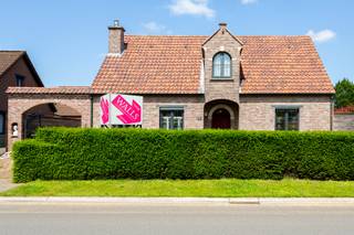 De woning is gelegen tussen het centrum van Sint-Gillis-Waas en De Klinge, zeer makkelijke verbinding naar Gent en Antwerpen via uitvalswegen.De...