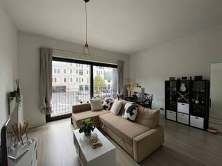 <p><span>Appartement aan park Spoor Noord te Antwerpen. </span></p><p><span> </span></p><p><span>Dit appartement met zeer veel lichtinval is gelegen aan het park Spoor Noord en op een minuutje wandelen van het gezellige Damplein. Het gebouw werd enkele jaren geleden volledig vernieuwd en beschikt bijgevolg over alle nodige comfort. </span></p><p><span>Je komt binnen in de verrassend ruime woonkamer met ramen van plafond tot op de vloer en met toegang tot het kleine terras. Aan de woonkamer ligt de open keuken met eettoog, ingericht met inductie kookplaat, dampkap, oven en ijskast. Via de slaapkamer op laminaat kom je in de badkamer met douche, wastafel en toilet. </span></p><p><span>Dankzij de recente vernieuwingen is het appartement ook energiezuinig, maar het grootste pluspunt van dit appartement is het uitzicht over het park. <br /><br /></span></p><p><span>Beschikbaar vanaf 01/06/2026</span></p><p><span>Vaste kosten :  50,-  euro per maand ( inclusief kuisen gang, elektriciteit en water alg delen)</span></p>