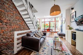 Uccle - Ideaal gelegen tussen de wijken Dieweg en Saint-Job, dicht bij talrijke groene zones en alle voorzieningen (openbaar vervoer, winkels, scholen, restaurants, etc.), biedt We Invest deze prachtige woning met 3 slaapkamers (eenvoudig om te bouwen tot 4) en een tuin. De woning bestaat uit: op de begane grond: hal met garderobe, woonkamer, eetkamer met toegang tot een eerste terras en de tuin, open keuken. Op de 1e verdieping: een mooie slaapkamer met inbouwkasten, badkamer. Op de 2e verdieping: een grote slaapkamer die eenvoudig kan worden opgedeeld in 2 slaapkamers, balkon, toegang tot de onafgewerkte zolder. In het souterrain is een zelfstandig studio-appartement gecreëerd (slaapkamer, doucheruimte met toilet, kitchenette en terras). Kelder. Conforme elektrische installatie. Energielabel (EPC): G. Direct beschikbaar. Wacht niet langer, maak vandaag nog een afspraak voor een bezichtiging! 02 217 22 91