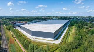 Nieuwbouw logistiek magazijn van 11.560 m² in combinatie met 955 m² mezzanine en 250 m² kantoren te huur en dit alles in een groene...