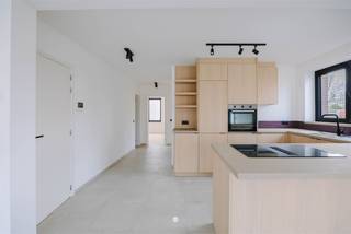 Vous êtes à la recherche d'un bel appartement à vendre près du centre de Saint-Nicolas ? Ne manquez pas de découvrir cet appartement rénové à...