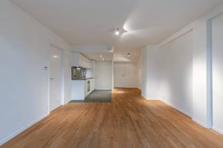 Dit recente appartement geniet een uitzonderlijke ligging in het historische centrum van Brussel, op wandelafstand van de Grote Markt (±300 m) en Manneken Pis (±50 m). <br />Dankzij de open architectuur en grote raampartijen baadt de woonruimte in natuurlijk licht, wat zorgt voor een aangenaam gevoel van ruimte en comfort.<br />Met een bewoonbare oppervlakte van ca. 100 m² is dit instapklare appartement bijzonder ruim en praktisch ingedeeld. <br />De inkomhal beschikt over een apart gastentoilet en geeft toegang tot de lichtrijke leef- en eetruimte met een terras. Aansluitend bevindt zich de halfopen, volledig ingerichte keuken.<br />Het appartement telt twee volwaardige slaapkamers. <br />De master bedroom beschikt over een badkamer met ligbad, terwijl de tweede slaapkamer is uitgerust met een aparte douchekamer. Daarnaast is er een handige berging aanwezig.<br />Verder beschikt het appartement over een privatieve kelderberging. In het gebouw zijn bovendien een gemeenschappelijke fietsenberging en wasruimte voorzien.<br />Het appartement werd verhuurd aan €1.450 per maand, wat het uitermate interessant maakt als investeringspand of als AIRBNB!<br /><br />Sterke punten:<br />• Toplocatie centrum Brussel<br />• Recent en energiezuinig gebouw <br />• Volledig instapklaar<br />• Ideaal als opbrengsteigendom<br />• Verhuurklaar<br />________________________________________<br />Technische gegevens<br />• Bouwjaar: 2017<br />Comfort &amp; voorzieningen<br />• Terras<br />• Lift<br />• Kelderberging<br />• Ventilatiesysteem<br />• Gemeenschappelijke fietsenberging en wasplaats