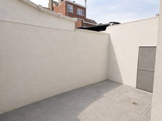 Ben je op zoek naar een instapklare woning op een rustige ligging in Gent? Dan is deze charmante woning in de Klapeksterstraat zeker een bezoek waard. Dankzij de renovatie in 2017 geniet u hier van hedendaags wooncomfort gecombineerd met een gezellige en praktische indeling.<br /><br />Bij het binnenkomen komt u terecht in de aangename leefruimte die aansluit op de functionele keuken. Verder beschikt de woning over drie volwaardige slaapkamers, ideaal voor gezinnen, thuiswerkers of wie extra ruimte wenst voor een hobbykamer.<br /><br />De badkamer is uitgerust met een douche en lavabo en biedt alle nodige comfort. Achteraan bevindt zich een zonnige koer waar u in alle rust kan genieten van het buitenleven.<br /><br />De woning geniet bovendien van een uitstekende ligging nabij winkels, scholen, openbaar vervoer en belangrijke invalswegen, waardoor u vlot verbonden bent met het centrum van Gent en de omliggende gemeenten.<br /><br />Troeven:<br />•⁠ ⁠Instapklaar en gerenoveerd in 2017<br />•⁠ ⁠3 Volwaardige slaapkamers<br />•⁠ ⁠Aangename leefruimte<br />•⁠ ⁠Praktische keuken<br />•⁠ ⁠Zonnige koer<br />•⁠ ⁠Rustige ligging<br />•⁠ ⁠Nabij winkels, scholen en openbaar vervoer<br />•⁠ ⁠Vlotte verbinding naar centrum Gent<br /><br />Dankzij de combinatie van comfort, ruimte en een gunstige ligging vormt deze woning een uitstekende opportuniteit voor gezinnen, starters of investeerders.<br /><br />Voor meer informatie of een bezoek, contacteer Thomas via 0474 26 27 58 of via info@vicusvastgoed.be.