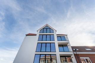 Residentie Raphaël, gelegen aan de Kerkstraat 247 in Blankenberge, biedt een vlotte bereikbaarheid nabij het centrum, het station en de belangrijkste invalswegen. Op wandelafstand van het strand en de polders woont u hier in alle rust, met een ideale combinatie van comfort en levenskwaliteit. De gekaleide gevel met zwarte aluminium ramen geeft het gebouw een moderne en tijdloze uitstraling.
De residentie telt één appartement per verdieping, wat maximale privacy en wooncomfort garandeert. Elk appartement heeft een bewoonbare oppervlakte van 108 m² en beschikt over twee terrassen. Het dakappartement onderscheidt zich door hoge plafonds tot in de nok, wat zorgt voor extra ruimte en licht.
Er werd sterk ingezet op kwaliteit, duurzaamheid en energiezuinigheid: vloerverwarming via warmtepomp, drie privatieve zonnepanelen en ventilatiesysteem D. De afwerking is hoogstaand met parket in leefruimte en slaapkamers, volkeramische tegels, een volledig uitgeruste keuken en badkamers met inloopdouche.
Op het gelijkvloers bevinden zich ruime, afgesloten garageboxen, waarvan één met extra berging. Oplevering voorzien eind 2025. Mogelijkheid tot aankoop aan 6% btw.
Op zoek naar een instapklaar appartement vlakbij het centrum van Blankenberge? Plan uw bezoek via 050 70 81 74 of hello@keyimmo.be
.