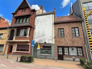 Uniek gelegen in het levendige centrum van Wevelgem, biedt dit veelzijdige pand een geweldige kans.De royale binnenruimte is momenteel ingericht als kantoor en beschikt over meerdere werkplekken, ideaal voor zakelijke of co-work situaties. Met zijn unieke ligging biedt dit pand niet alleen uitstekende zichtbaarheid, maar ook gemakkelijke toegang tot lokale voorzieningen en transportverbindingen. Hierdoor is het pand uitermate geschikt voor diverse zakelijke toepassingen, van een boetiek tot een creatief kantoor of atelier. De eigendom kan ook omgebouwd worden naar een woonhuis. Deze eigendom heeft een grote garage met uitweg via Schoolstraat. Ontdek het potentieel en de veelzijdigheid van dit pand te midden van het bruisende centrum van Wevelgem!
