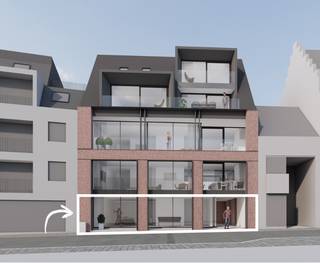 <div>Handelspand te huur in een kleinschalig kwalitatief hoogstaand nieuwbouwproject 'Villa Allegro'.<br /><br />Dit veelzijdige commerciële gelijkvloers bevindt zich op een toplocatie in het centrum met horeca, cultuur, sport, scholen en openbaar vervoer in de directe nabijheid. Er is vlotte parkeergelegenheid in de directe omgeving (Rameplein, Kortrijkstraat,...)<br /><br />Casco+ afwerking inbegrepen<br /><br />Het handelspand wordt opgeleverd met een kwalitatieve Casco+ afwerking, waarbij volgende voorzieningen inbegrepen zijn:<br /><br />Volledige elektrische installatie, inclusief brandalarm en databekabeling.<br />Energiezuinige vloerverwarming via warmtepomp, gecombineerd met een ventilatiesysteem.<br />Pleisterwerken, vloerisolatie en chape.<br />Akoestisch systeemplafond met geïntegreerde basis LED-verlichting.<br />Stijlwanden en binnendeuren.<br />Technische berging.<br />Afgewerkte sanitaire ruimte met toiletten en sanitaire toestellen.<br />Achteraan een keukenruimte met wandkeukenmeubilair.<br /><br />Het handelspand beantwoordt aan de meest recente energetische normen.<br /><br />Er kunnen twee nevenliggende parkeerplaatsen gehuurd worden. <br /><br />Bespreking met de bouwheer/verhuurder naar verdere afwerking is mogelijk.</div>