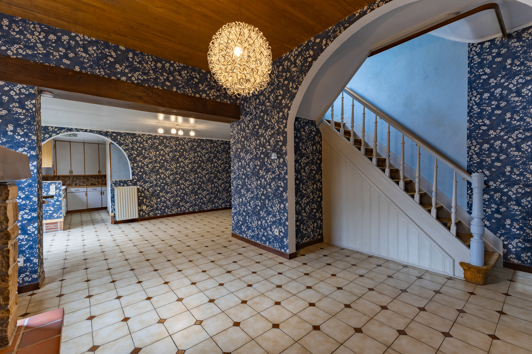 Te renoveren woning met 3 slaapkamers en garage - foto 4