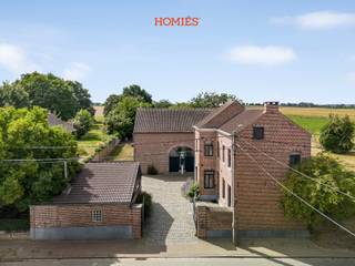 Dit karaktervolle pand bevindt zich in een gezellige straat in Hoegaarden, waar landelijke rust en hedendaags comfort samenkomen. De hoeve...