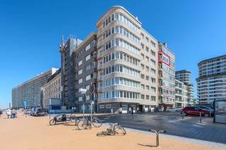 Instapklaar 2-slaapkamer appartement te koop met prachtig zijdelings zeezicht gelegen op de 6de verdieping van de residentie "Paola" langs...