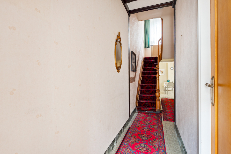 Rustig gelegen &amp; te moderniseren rijwoning met 3 SLK en koer - foto 3