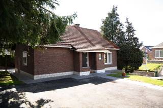 Deze volledig te renoveren woning heeft een unieke ligging, In een rustige straat, vlakbij het centrum van Hoegaarden.De woning heeft een grote oprit...