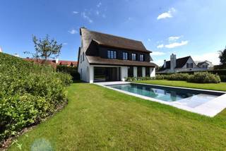<strong>Zonnige, volledig vernieuwde villa met zwembad in het Zoute</strong><br /><br />Op een absolute toplocatie in het residentiële Zoute, rustig gelegen in een doodlopende straat nabij de Kalfsmolen, bevindt zich deze luxueuze alleenstaande villa met zwembad. De woning is omgeven door groen en ligt op slechts vijf minuten rijden van het centrum van Knokke. Via het nabijgelegen Koningsbos wandelt u in alle rust naar het strand en de Kustlaan.<br /><br />De villa werd volledig gestript en met hoogwaardige materialen vernieuwd. Ze biedt een uitzonderlijk wooncomfort met onder meer 6 slaapkamers, 5 badkamers en een zuidgerichte tuin met verwarmd zwembad. Dankzij de automatische toegangspoort bereikt u de ruime oprit met plaats voor vier wagens. Er is ook een inpandige garage.<br /><br />Indeling: inkomhal met vestiaire en gastentoilet, ruime leefruimte in parket met open haard en maatwerkkasten in fineer eik, aparte eetruimte met toegang tot het overdekte terras en de tuin. De moderne keuken is volledig uitgerust met Miele-toestellen en een marmeren werkblad. Praktische wasruimte met extra bergruimte.<br /><br />Op de eerste verdieping bevinden zich vier volwaardige slaapkamers, elk met ingebouwde kasten en een eigen badkamer of douchekamer. De tweede verdieping telt nog twee ruime slaapkamers, een douchekamer en een apart toilet op de nachthal.<br /><br />EPC: 198 kWh/m² (UC: 3014336-RES-1)