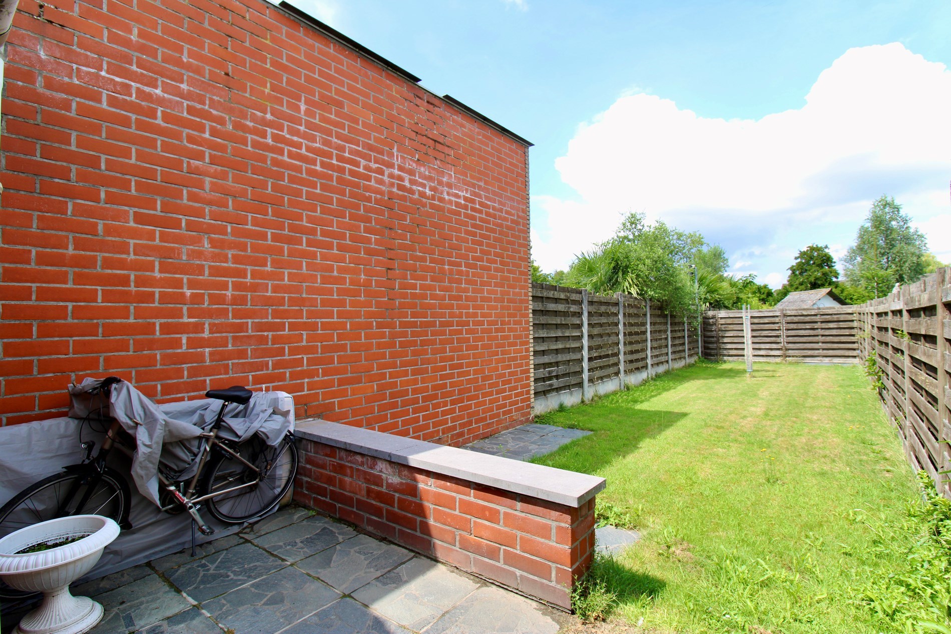 Deze op te frissen woning met parkeerplaats bevindt zich op een boogscheut van centrum Kuurne. - foto 1