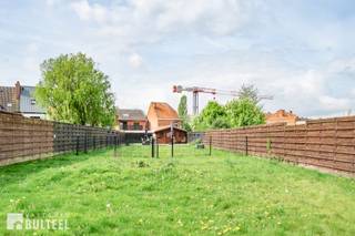 Ben je op zoek naar een centraal gelegen gezinswoning met veel buitenruimte en toekomstpotentieel? Dan is deze instapklare woning in Sint-Niklaas zeker een bezoek waard. Gelegen op korte afstand van het centrum, scholen, winkels en het station, combineert deze eigendom een uitstekende bereikbaarheid met rust en privacy. De woning bevindt zich op een ruim perceel van maar liefst 884 m2 en beschikt over een uitzonderlijk diepe, zonnige tuin die uitgeeft in de gegeerde Dillaartwijk. Bij het betreden van de woning kom je in een inkomhal met gastentoilet. De lichtrijke leefruimte met gasvuur sluit mooi aan op de vernieuwde halfopen keuken. De ruime veranda vormt de perfecte overgang tussen binnen en buiten en biedt een prachtig zicht op de tuin. Verder beschikt de woning nog over een inpandige garage voorzien van een automatische sectionaalpoort. Op de eerste verdieping bevinden zich twee volwaardige slaapkamers, waarvan 1 met toegang tot het aangename dakterras, en een volledig uitgeruste badkamer met hoekbad, douche, dubbel lavabomeubel, toilet en wasvoorzieningen. De tweede verdieping biedt een ruime zolderkamer (bereikbaar via een schuiftrap) voorzien van een extra toilet en lavabo. Bovendien beschikt de woning nog over een aparte zij-ingang wat zeer gemakkelijk is voor fietsen en vuilbakken. Kortom, een ruime gezinswoning met grote tuin, veranda, dakterras en inpandige garage, gelegen op een toplocatie. Interesse? Plan snel uw bezoek.