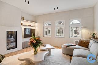 Droom je van wonen op het bruisende Antwerpse Zuid, omringd door trendy restaurants, hippe bars en cultuur? Met het KMSKA letterlijk voor de deur en het Zuidpark op wandelafstand, zit je hier op een absolute AAA-locatie. Een buitenkans voor de échte stadsgenieter.<br /><br />Dit luxueus gerenoveerde duplex-appartement bevindt zich op de hoogste verdieping van een kleinschalige residentie. Via de inkomhal met glazen deur betreed je de lichtrijke open leefruimte, waar gezelligheid en comfort centraal staan. De gashaard vormt een echte eyecatcher en sluit perfect aan bij de high-end afwerking en het gebruik van kwaliteitsvolle materialen. Aansluitend bevindt zich de volledig uitgeruste keuken, voorzien van alle hedendaags comfort.<br />Op de bovenverdieping vind je twee slaapkamers, beide uitgerust met ingemaakte kasten en een eigen lavabo. De centraal gelegen badkamer beschikt over een stijlvolle inloopdouche en een apart toilet. Daarnaast is er een mezzanine, ideaal als extra slaapruimte, wasplaats of stockage.<br /><br /><strong>Extra troeven:</strong><br />Absolute topligging op ’t Zuid<br />Hoogwaardig en duurzaam gerenoveerd<br />Instapklaar<br />Conforme elektrische installatie<br />Dak vernieuwd en geïsoleerd<br />Gunstige EPC-score<br />Overname van meubilair mogelijk<br />Lage maandelijkse kosten <br /><br />Nog vragen of zin in een bezoek ter plaatse?<br /><strong>Bel Nico op 0475 50 92 09</strong>