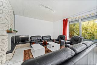 koop: halfopen huis in het centrum van Grembergen, op wandelafstand van scholen, winkels en openbaar vervoer.<br /><br />Deze woning uit 1976 biedt een praktische indeling met alle belangrijke leefruimtes op het gelijkvloers. Dankzij de centrale ligging in de woonkern van Grembergen geniet u van een vlotte verbinding naar Dendermonde en de omliggende invalswegen. De gelijkvloerse badkamer en slaapkamers zorgen voor extra comfort en toegankelijkheid. Bovendien biedt de ruime zolderverdieping meerdere mogelijkheden om extra kamers te creëren, ideaal voor wie meer leefruimte wil.<br /><br />Belangrijkste ruimtes:<br />• Inkomhal (17 m²) met toegang tot de leefruimtes<br />• Ruime living (36 m²) met veel lichtinval<br />• Keuken (14 m²) voorzien van dubbele spoelbak, dampkap, koelkast, oven en inductiekookplaat<br />• Badkamer (5 m²) met inloopdouche en dubbele wastafel in meubel<br />• Twee slaapkamers (17 m² en 13 m²)<br />• Berging (3 m²) voor extra opslag<br />• Garage (21 m²)<br />• Meerdere zolderruimtes (14 m², 17 m², 22 m², 23 m²) met uitbreidingsmogelijkheden<br /><br />Troeven:<br />• Centrale ligging in het centrum van Grembergen<br />• Gelijkvloerse badkamer en slaapkamers<br />• Grote zolder met mogelijkheden voor extra kamers<br /><br />Neem vandaag nog contact op met je ERA-makelaar voor een bezoek.<br /><br />JOUW DROOMHUIS. ZO GEVONDEN!