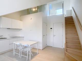 <p>In het hartje van Leuven, in de mooiste straat van het centrum, bevindt zich deze prachtige studio in een karaktervol gebouw dat volledig gerenoveerd werd. <br /><br />Dankzij de hoge plafonds en de overvloed aan natuurlijk licht voelt de ruimte extra ruim en aangenaam aan. <br />De studio is deels gemeubileerd, met comfortabele bedden en matrassen die al voorzien zijn, waardoor verhuizen moeiteloos verloopt. <br /><br />De ligging is simpelweg perfect: op wandelafstand van winkels, het station, bushaltes, fitnessfaciliteiten en alle andere voorzieningen die het stadsleven zo aantrekkelijk maken. <br />Een charmante, lichtrijke en instapklare plek voor wie op zoek is naar een stijlvolle en comfortabele thuis in het bruisende Leuven.<br /><br />De studio is beschikbaar vanaf 01/09/2026.<br />Er is een maandelijkse provisie van €135 voor de gemeenschappelijke lasten + individueel verbruik van water, gas en elektriciteit. <br /><br />Vraag snel je bezoek aan via www.living-stone.be!!</p>