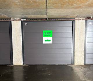 Een felbegeerde parkeerplaats in de drukke badstad gezocht? Wij bieden u de toegang aan tot het volledig afgesloten garagecomplex in het centrum van Blankenberge met als extra troef dat deze garagebox uitzonderlijk ruim is. <br /><br />Deze garagebox beschikt over een automatische sectionaalpoort met afstandsbediening en de mogelijkheid om deze handmatig te openen. Het volledige complex wordt verlicht met LED-verlichting, binnen alsook buiten. De garagepoorten zijn geïsoleerd en zijn elk afzonderlijk voorzien van een ventilatierooster. Dit complex is geschikt voor elke personenwagen, maar ook de perfecte stalplaats voor fietsen. Mogelijkheid om extra stopcontact in de garage te voorzien. <br /><br />De garage meet 6,75 m (l) x 3,1 m (b).<br /><br />Aarzel niet en leg meteen uw afspraak vast! <br /><br />