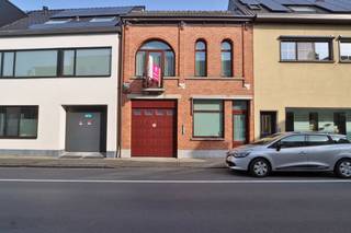 <p>Bent u op zoek naar een handelswoning waar wonen en werken kan gecombineerd worden op een centrale ligging? <br />In het centrum van Beveren bevindt zich deze charmante handelswoning met voormalige, goed draaiende kapperszaak en een lichtrijk appartement op de verdieping. <br />Ideaal voor een vrij beroep of als renovatieproject met potentieel.<br /><br />Gelegen in het centrum van Beveren geniet u hier van een vlotte bereikbaarheid en een commerciële ligging met visibiliteit.<br /><br />Het gelijkvloers omvat een voormalige kapsalonruimte die perfect kan dienen als handels- of multifunctionele ruimte. Daarnaast is er een ingerichte badkamer met inloopregendouche en een inpandige garage met automatische sectionaalpoort. Er is een recht van doorgang van toepassing.<br /><br />Op de eerste verdieping bevindt zich de nachthal die toegang geeft tot een lichtrijke en statige leefruimte met open, goed onderhouden keuken. Verder is er een ruime slaapkamer aanwezig.<br /><br />Renovatieverplichting is van toepassing. Er zijn radiatoren voorzien, maar een gasketel dient nog geplaatst te worden.<br /><br />Voornaamste troeven zijn de centrale ligging in Beveren, combinatie wonen en werken, veel lichtinval op de verdieping, interessant renovatiepotentieel.<br /><br />Bent u benieuwd of wenst u meer informatie? Contacteer ons voor bijkomende informatie en/of een bezoek via verkoop@homevast.be of tel. 03 344 77 44.</p>