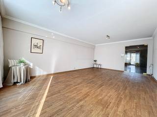 Op slechts een steenworp afstand van het bruisende centrum van Roeselare, op loopafstand van de Grote Markt, winkels, openbaar vervoer, bibliotheek...