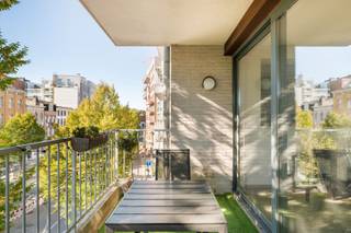 <p>Op zoek naar een ruim en zonnig appartement op een toplocatie in Antwerpen? Dit lichtrijke appartement bevindt zich op de derde verdieping aan de Grotesteenweg, op enkele huizen van Brouwerij De Koninck. Binnen de Singel, vlak bij het Harmoniepark en Koning Albertpark, geniet je van een uitstekende ligging met winkels, supermarkten, restaurants en cafés op wandelafstand.<br /><br />De ruime leefruimte baadt in het licht dankzij de grote raampartijen en geeft uit op een aangenaam terras aan de voorzijde. Hier geniet je van een groen uitzicht, veel privacy en zon. Een tweede terras aan de rustige achterzijde is rechtstreeks toegankelijk vanuit één van de slaapkamers.<br /><br />De leefruimte sluit aan op een volledig uitgeruste open keuken met professioneel kookvuur en oven. De parketvloer zorgt doorheen het appartement voor een warme uitstraling. Aansluitend is er een ruime berging met voorraadrekken, wasmachine en droogkast.<br /><br />Verder zijn er twee volwaardige slaapkamers aan de rustige achterzijde. De badkamer beschikt over een dubbele lavabo, ligbad, aparte douche en toilet. Daarnaast is er een afzonderlijk gastentoilet.<br /><br />Een ondergrondse garagebox is verplicht mee te huren voor €125/maand. De algemene kosten inclusief privatief water bedragen €110/maand. Gas en elektriciteit zijn individueel.<br /><br />Beschikbaar vanaf 15 november 2026 of vroeger, in overleg met de huidige huurders.</p>