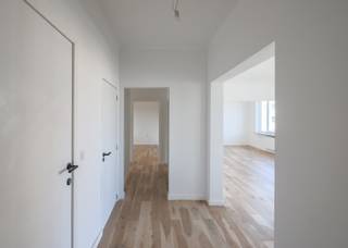 <p>Op zoek naar een appartement dat niet alleen “goed” is, maar gewoon… klopt?<br />Welkom op de Vlaamse Kunstlaan, in de Tentoonstellingswijk. Rustig, groen en tegelijk verrassend centraal.<br /><br />Neem de lift naar de tweede verdieping en stap binnen in een appartement dat net volledig werd vernieuwd. Fris, strak en klaar voor een nieuw verhaal.</p>
<p>De inkomhal verwelkomt je met een apart toilet en leidt je naar de leefruimte.<br />En daar gebeurt het. Licht. Véél licht.<br />Grote ramen, een open gevoel en een ruimte die je meteen naar je hand wil zetten. Of je nu houdt van lange diners, gezellige avonden of gewoon languit in de zetel na een drukke dag, hier kan het allemaal.</p>
<p>De keuken sluit mooi aan en is volledig uitgerust. Compact genoeg om praktisch te blijven, maar open genoeg om altijd verbonden te zijn met wat er leeft in huis.<br />En dat balkonnetje? Ideaal voor een snelle koffie, een frisse neus of een mini-break tussen meetings door.<br /><br />Verderop brengt de nachthal je naar de badkamer met inloopdouche en dubbele lavabo: strak, modern en gewoon goed.<br />En dan de slaapkamers. Twee in totaal. Rustig gelegen en aangenaam van formaat.</p>
<p>Maar de echte bonus?<br />Eén van de kamers geeft uit op een zuidwest georiënteerd terras. En geloof ons: dat is zo’n plek waar je “even vijf minuten buiten” plots een uur wordt. Zon op je gezicht, wat groen rondom je en vooral… rust.</p>
<p>Ook praktisch zit je hier goed: lift aanwezig, gebouw technisch in orde en de mogelijkheid om een autostaanplaats aan te kopen (€35.000).</p>
<p>En dan is er nog de buurt.<br />Je woont hier tussen het groen van Den Brandt, Nachtegalenpark en het Middelheimpark, maar evengoed sta je in no time in het centrum van Antwerpen. Alles dichtbij, zonder dat het druk aanvoelt.</p>
<p>Kom je het zelf ontdekken? Grote kans dat je niet meer weg wil...</p>
<p><br />Vg, Wg, Gvkr, Gmo, Gvv – niet gelegen in overstromingsgevoelig gebied.</p>