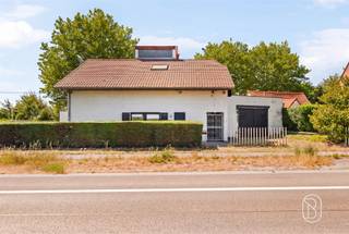 <p>Dit multifunctionele pand, perfect gelegen aan een van de hoofdwegen tussen Mouscron en Dottignies, bestaat uit:</p><p>Een inkomhal, een keuken, een woonkamer (woon-/eetkamer), een terras, een garage, een eigen oprit voor twee auto’s, een commerciële ruimte, 4 slaapkamers, een badkamer, een zolder en een grote parkeerplaats.</p><p>Goede zichtbaarheid, mooi potentieel voor een verbouwingsproject. </p>