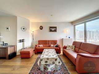 Dit appartement is gelegen op het tweede verdiep, te bereiken met een lift.U heeft langs beide kanten een leuk uitzicht, de voorkant van het gebouw...