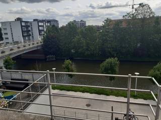 Dit eigentijds duplex-appartement bevindt zich in een kleine residentie, uitkijkend op de Leie.We treffen op de tweede verdieping, naast een centrale...