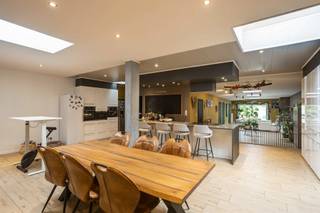 <p><span>Bent u op zoek naar een ruime, instapklare woning met maar liefst 6 slaapkamers én de mogelijkheid om een vrij beroep uit te oefenen? Dan is deze woning in de Meersstraat in Ternat zeker een bezoek waard.</span></p>
<p><span>Met een bruikbare vloeroppervlakte van 340 m² biedt deze woning een zee aan ruimte en tal van mogelijkheden. Dankzij de ligging geniet u bovendien van een uitstekende bereikbaarheid. Scholen, winkels en openbaar vervoer bevinden zich in de nabije omgeving. Ook het centrum van Ternat en de op- en afrit van de E40 zijn vlot bereikbaar met de wagen.</span></p>
<p><span>Indeling</span></p>
<p><span>Via de inkomhal bereiken we de wachtruimte en twee afzonderlijke kabinetten, samen goed voor ongeveer 40 m². Deze ruimtes zijn bijzonder geschikt voor de uitoefening van een vrij beroep, zoals kinesitherapeut, psycholoog, schoonheidsspecialiste of andere professionele activiteit.</span></p>
<p><span>Vervolgens komen we in de indrukwekkende leefruimte van maar liefst 120 m². Deze omvat een ruime, open keuken die voorzien is van alle comfort, een gezellige eetkamer en een aangename woonkamer. Vanuit de woonkamer heeft u rechtstreeks toegang tot het terras en de tuin, waardoor binnen- en buitenruimte mooi met elkaar verbonden worden.</span></p>
<p><span>Verder vinden we op het gelijkvloers nog een apart toilet, een ruime badkamer met zowel douche als bad, een praktische wasplaats en een grote berging.</span></p>
<p><span>Op de eerste verdieping bevinden zich drie ruime slaapkamers en een tweede badkamer, uitgerust met een ligbad, toilet en dubbele lavabo. Ook de tweede verdieping biedt nog eens drie volwaardige slaapkamers. </span><span>De woning beschikt daarnaast over een inpandige garage.</span></p>
<p><span>Als extra troeven werden reeds verschillende belangrijke vernieuwingen uitgevoerd, waaronder nieuwe ramen, een nieuwe verwarmingsketel en zonnepanelen.</span></p>
<p><span>Kortom, een bijzonder ruime en veelzijdige woning die perfect kan worden gecombineerd met een professionele activiteit aan huis. Dankzij de 6 slaapkamers, royale leefruimtes en praktische indeling biedt deze woning bovendien alle ruimte voor een groot gezin.<br /><br />Benieuwd wat deze woning te bieden heeft? Contacteer ons voor een bezoek! <br />info@impromove.be - 02 887 80 56</span></p>