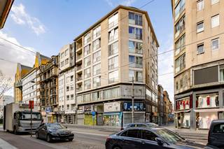 <p><span>In de Carnotstraat, vlakbij het Centraal Station en de Zoo, bevindt zich deze </span><span>lichtrijke studio</span><span> op een toplocatie in Antwerpen.</span></p><p><span> </span></p><p><span>De studio is </span><span>praktisch ingedeeld</span><span> met een open leef- en slaapruimte, waar de grote ramen zorgen voor een aangename lichtinval. Aansluitend bevindt zich de kitchenette. Verder is er een badkamer met douche, lavabo en toilet. Met een </span><span>EPC-label B </span><span>is deze studio bovendien energiezuinig.</span></p><p><span> </span></p><p><span>Momenteel verhuurd, maar </span><span>vrij per 1/5/2026.</span></p><p><span> </span></p><p><span>Indeling</span></p><p><span>-leef- en slaapruimte</span></p><p><span>-kitchenette</span></p><p><span>-badkamer met douche, lavabo en toilet</span></p><p><span> </span></p><p><span>Algemeen gebouw</span></p><p><span>lift aanwezig</span></p><p><span> </span></p><p><span>Troeven</span></p><p><span>-topligging vlakbij Centraal Station en Zoo</span></p><p><span>-veel lichtinval</span></p><p><span>-EPC B</span></p><p><span>-ideaal als investering of eigen woonst</span></p><p><span> </span></p><p><span>Ben jij geïnteresseerd in deze studio vlakbij centrum Antwerpen, ben je op zoek naar ander vastgoed of wens je de waarde van jouw eigendom te kennen? Dan ben je bij BOLT immo aan het juiste adres! Wij helpen jou graag verder.</span></p>