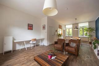 <p><strong>Ruim 2-slpk appartement op toplocatie te Antwerpen!</strong></p><p><span><span>Op een gegeerde locatie vlak aan de Leopold de Waelplaats bevindt zich dit ruime appartement van ca. 100 m². Deze is onmiddellijk beschikbaar en vormt de ideale basis voor wie op zoek is naar een 2-slaapkamer appartement dat met enkele opfrissingen volledig naar eigen smaak kan worden ingericht.</span></span></p><p><span>Via de inkomhal bereikt u de eerste verdieping, waar de voordeur uitgeeft op een ruime en lichtrijke leef- en eetruimte. Dankzij de grote raampartijen geniet deze aangename leefruimte van veel natuurlijk licht en een open sfeer. De keuken sluit naadloos aan op de leefruimte en is uitgerust met een ingebouwde koelkast, gaskookplaat, dampkap, dubbele spoelbak, voldoende kastruimte en een aansluiting voor een wasmachine.</span></p><p><span>Aansluitend bevinden zich de badkamer, voorzien van een douche, lavabo en toilet, en een eerste volwaardige slaapkamer.</span></p><p><span>Via de draaitrap bereikt u de bovenverdieping, waar een tweede ruime slaapkamer en een apart toilet zijn ondergebracht. Deze verdieping beschikt bovendien over een tweede toegang via de gemeenschappelijke hal, wat tal van mogelijkheden biedt als thuiskantoor, logeerkamer of praktijkruimte.</span></p><p><span><strong>Troeven:</strong></span></p><ul><li><span>Op wandelafstand van de gezellige restaurants, hippe cafés, boetieks en terrassen van Het Zuid.</span></li><li><span>Vlotte verbinding met openbaar vervoer, musea, winkels en alle dagelijkse voorzieningen.</span></li><li><span>Extra aparte toegang tot de bovenverdieping, ideaal als bureau, hobbyruimte of logeerkamer.</span></li><li><span>Onmiddellijk beschikbaar.</span></li><li><span>Aparte meters voor de nutsvoorzieningen.</span></li><li><span>Ruim aanbod aan parkeermogelijkheden in de directe omgeving.</span></li></ul>