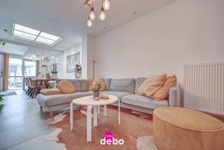 <strong>Instapklare stadswoning met tuin én sterke energie-extra’s</strong><br />In de Pluimstraat 136 in Kortrijk vind je deze verzorgde en instapklare woning met heel wat praktische én energetische troeven. De woning beschikt over 9 zonnepanelen, een thuisbatterij, airco, een nieuwe condenserende gasketel en conforme elektriciteit.<br />Op het gelijkvloers omvat de woning een inkomhal, een voorplaats, een gastentoilet, een lichtrijke leefruimte en een volledig ingerichte keuken met toegang tot de gezellige, onderhoudsvriendelijke tuin. Achteraan is er nog een praktische bijruimte met elektriciteitsaansluiting, ideaal als berging, hobbyruimte of extra opslag.<br />Op de eerste verdieping bevinden zich een slaapkamer en de badkamer met ligbad en douche. De tweede verdieping telt nog twee bijkomende slaapkamers.<br />Deze woning is ideaal voor wie comfortabel en betaalbaar wil wonen in Kortrijk, met het voordeel van een tuin én sterke energie-extra’s.<br /><strong>Interesse in een bezoek? Contacteer ons vrijblijvend via 0495 53 48 65.</strong><br /> 