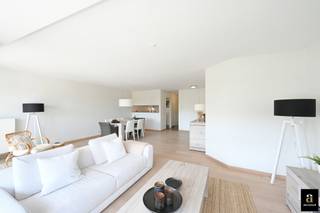 Mooi ruim ongemeubeld appartement gelegen langs de Kustlaan, met mooi zicht over de villa'tjes in het Zoute. <br />Het appartement bestaat uit een inkomhall , toilet. Ruime berging. Zonnige en ruime woonkamer met terras. Volledig ingerichte keuken voorzien van alle comfort. 1 slaapkamer met aanpalende badkamer, 1 slaapkamer met douchekamer. Privatieve kelder in het gebouw.<br />syndicus kosten €50 per maand.<br />Mogelijkheid tot huren van garagebox in de omgeving.
