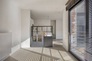 Ontdek deze unieke eigendom in het bruisende centrum van Gent – een prachtige duplex die ruimte, licht en charme perfect combineert.Dit ruime...