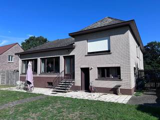 <p>Dit charmante woonpand in Langdorp biedt een uitstekende basis voor gezinnen of koppels die op zoek zijn naar een ruim en praktisch huis. Met een bewoonbare oppervlakte van 230m², gebouwd op een perceel van 997 vierkante meter, beschikt deze woning over drie comfortabele slaapkamers, een badkamer en één garage.<br />De woning kenmerkt zich door een doordachte indeling met meerdere leefruimten, zoals de veranda met zicht op de tuin. De keuken is praktisch ingedeeld met werkbladen en opbergruimte. Op de eerste verdieping bevinden zich drie slaapkamers, elk voorzien van ramen die voor natuurlijke ventilatie en licht zorgen. <br />De woning heeft een uitstekend buitenterrein met een grote tuin, wat veel mogelijkheden biedt voor ontspanning en recreatie. De inrit geeft toegang tot de garage en bijhorende bergingen.</p><p>Interesse? Contacteer ons voor een bezoek ter plaatse. </p>