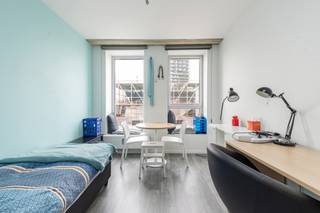 <p>Deze uiterst comfortabele nieuwbouwstudio maakt deel uit van ‘Campus nieuw Zuid (bouwjaar 2016), een moderne studentenresidentie met duurzame afwerking. De locatie is ideaal voor studenten: midden in de nieuwe, groene stadsbuurt Nieuw Zuid, vlakbij Karel De Grote hogeschool Campus Zuid en op een boogscheut van alle grote stadscampussen. Hier woon je aan het hippe Antwerpse Zuid, tussen de Schelde en een groot park. Campus Nieuw Zuid ligt ook vlakbij belangrijke invalswegen, velo-stations, tram- en bushaltes en station Zuid.</p>
<p>De studentenstudio heeft een eigen kookhoek met spoelbak en koelkast met vriesvak. De privé badkamer is uitgerust met wastafel, douche en toilet. Per verdieping zijn er ook 2 gemeenschappelijke afgesloten keukens vooorzien, volledig uitgerust met alle toestellen en voorzieningen. De studio is gemeubeld met bed, bureau, bureaustoel, kast en eettafel met stoelen, verduisterende gordijnen. Het gebouw is uitgerust met een veilig toegangssysteem met badge, een gemeenschappelijke tuin, terras en een fietsenberging. Dit is een stabiele investering met hoog rendement.<br /><br />Deze studio is voor 12 maanden verhuurd voor 420 euro per maand.<br />Gemeenschappelijke kosten: 80 € incl internet, tv en alle nutsvoorzieningen.<br /><br />Voor meer informatie, contacteer Ellen op 0474 84 54 29 of ellen@reds.be</p>
<p><strong> </strong></p>