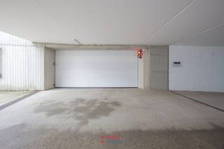 Bent u op zoek naar de oplossing voor uw parkeerproblemen? Wenst u geen kleine krappe garage, maar een vlot inrijdbare? Dan is dit zeker wat u zoekt!<br /><br />Het garagecomplex Parking 2 werd gebouwd in 2015 en staat garant voor modern comfort. De breedtes van zowel de gangen als de garages zelf zorgen ervoor dat u zich geen zorgen hoeft te maken over de omvang van uw wagen. Zelfs de grote sedans en SUV's kunnen hier vlot binnen. Het garagecomplex is tevens voorzien van de modernste apparatuur inzake brandverzekering, elektriciteit,... <br /><br />De garage zelf is 3m breed, 6m diep en 2m hoog. Dit biedt plek aan 95% van alle wagens, ideaal om zelf te gebruiken maar ook als investering gelet op het feit dat ruime garageboxen schaars zijn in Nieuwpoort.<br /><br />De garage is actueel verhuurd. Ze kan dus zowel dienen als investering als voor eigen gebruik.<br /><br />Verkoop onder het stelsel van erfpacht.<br /> 