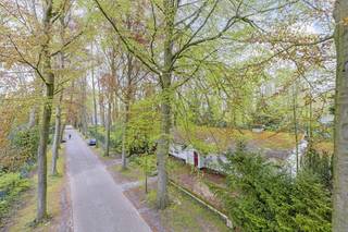 Baigné dans la verdure d'une impressionnante rangée d'arbres, ce terrain de 1 100 m² bien orienté est situé le long de De Linde/Puienbroeklaan...