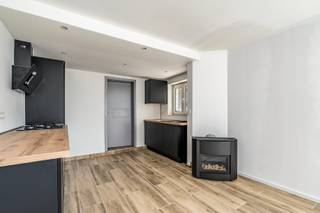 <strong>Appartement met 2 slaapkamers te huur in De Panne</strong><br /><br />Bent u op zoek naar een instapklaar appartement op een rustige locatie, vlak bij zee? Dit recent gerenoveerde appartement met 2 slaapkamers is ideaal gelegen op slechts 200 meter van het strand. Daarnaast bevinden het openbaar vervoer, winkels en gezellige horecazaken zich op wandelafstand, waardoor u geniet van alle comfort binnen handbereik.<br /><br /><strong>Indeling</strong><br />
<p>Bij het binnenkomen wordt u verwelkomd in een lichtrijke leefruimte met een open keuken, die zorgt voor een aangename en ruime woonbeleving. Verder beschikt het appartement over twee volwaardige slaapkamers, een moderne badkamer met inloopdouche, een apart gastentoilet en een ruime berging met aansluiting voor een wasmachine. het appartement beschikt over een private garage én een extra staanplaats, zodat u steeds voldoende parkeergelegenheid heeft.</p>
<strong>Troeven</strong><br /><br />- Recent gerenoveerd<br />-Rustuge ligging<br />- Garage + staanplaats beschikbaar<br /><br />Interesse?<strong> </strong>Neem gerust contact met ons op voor meer informatie of een bezichtiging.<br /><strong>Contact: </strong>Soraya: soraya@servimoholidays.be / 058/22.41.70