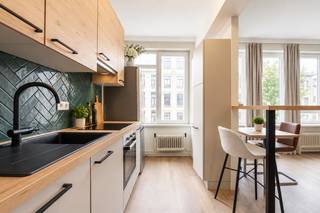 [[ DIT PAND NEEMT DEEL AAN DE ERA OPEN HUIZEN DAG OP 19/9 VAN 11:00 TOT 12:00 ]]
<p>Appartement in Antwerpen, ideaal gelegen aan de stadsrand met vlotte verbindingen en voorzieningen binnen handbereik.</p>

<p> </p>

<p>Dit volledig gerenoveerde appartement combineert instapklaar comfort met een uitstekende ligging in Antwerpen. Hier geniet u van de perfecte balans tussen rust en stedelijke dynamiek, met scholen, winkels en openbaar vervoer vlakbij. Dankzij de sterke mobiliteitsscore bereikt u het stadscentrum en belangrijke invalswegen bijzonder vlot. De aangename woonomgeving aan de stadsrand zorgt voor extra wooncomfort zonder in te boeten op bereikbaarheid. Een ideale keuze voor wie comfortabel en zorgeloos wil wonen in een levendige woonkern.</p>

<p> </p>

<p>• Lichtrijke woonkamer met aangename leefruimte<br />• Praktische keuken met functionele indeling<br />• Badkamer met hedendaags comfort<br />• Compact en onderhoudsvriendelijk appartement</p>

<p> </p>

<p>• Volledig gerenoveerd en instapklaar<br />• Uitstekende mobiliteit en bereikbaarheid<br />• Rustige ligging nabij het bruisende stadsleven</p>

<p> </p>

<p>Neem vandaag nog contact op met je ERA-makelaar voor een bezoek.</p>

<p> </p>

<p>JOUW DROOMAPPARTEMENT. ZO GEVONDEN!</p>