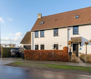 Deze halfopen bebouwing landelijke gelegen in Westkapelle (Knokke-Heist) werd gebouwd in 2017 in de typische moderne lijn van de Knokse...