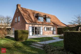 Bestaande uit inkomhal, living met open haard en eetplaats, keuken met ontbijthoek, koele berging, 3 (ev. 4) slaapkamers, badkamer, douchecel,...