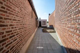 Deze recent gerenoveerde woning in Lebbeke combineert authentieke charme met moderne voorzieningen. Gebouwd in 1930, biedt deze woning een bewoonbare oppervlakte van 133 m² op een perceel van 530 m². Dankzij de grondige renovatie behaalt het pand een uitstekend EPC-score van 112 B en is het volledig asbestvrij.<br /><br />De mooie open keuken is voorzien van alle comfort. Ook de badkamer mag er zijn, een ruim bad, douche en badkamermeubel zorgen voor een relax gevoel. De woning beschikt over twee ingerichte kamers, maar heeft als troef dat er nog twee extra kamers kunnen voorzien worden in de zolderruimte. Ook is er een garage aanwezig, ideaal voor bergruimte en parkeren. <br /><br />Buiten geniet u van een ruim en zonnig terras en een grote tuin die perfect is voor tuinliefhebbers. Hier heeft u alle ruimte om te ontspannen of zelf te tuinieren, wat deze woning extra aantrekkelijk maakt voor wie van buitenleven houdt.<br /><br />Voor een afspraak neem contact op met Alain op het nummer 0475/51-46-63 of via mail adj@entree.be