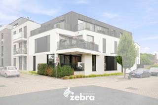 Dit recente en lichtrijke gelijkvloers appartement met autostaanplaats bevindt zich in residentie Maison Charbon, pal in het centrum van Pittem. Dankzij de centrale ligging bevinden diverse winkels, gezellige horecazaken, sportgelegenheden, scholen en het openbaar vervoer zich op wandel- en fietsafstand.<br /><br />De indeling van het appartement is als volgt: een lichtrijke woon- en eetkamer, een volledig geïnstalleerde keuken, een inkomhal met ingebouwde vestiairekast, een toilet, een praktische berging, 2 slaapkamers met elk hun eigen badkamer en een gezellig terras waar het heerlijk vertoeven is.<br /><br />Bijkomend beschikt het appartement over 2 privatieve bergingen, een gemeenschappelijke fietsenberging en een autostaanplaats die kan worden bijgekocht voor €24.000.<br /><br />Verder is het appartement voorzien van screens, een ventilatiesysteem type D, EPC-label A, zonnepanelen, centrale verwarming op aardgas en een gemeenschappelijke tuin<br /><br />Kortom, dit is het ideale appartement voor wie op zoek is naar een modern gelijkvloers appartement op een centrale ligging te Pittem!<br /><br /><strong>Ook wild geworden van deze thuis?<br />Twijfel dan niet langer en leg vandaag nog uw bezoek vast!</strong>